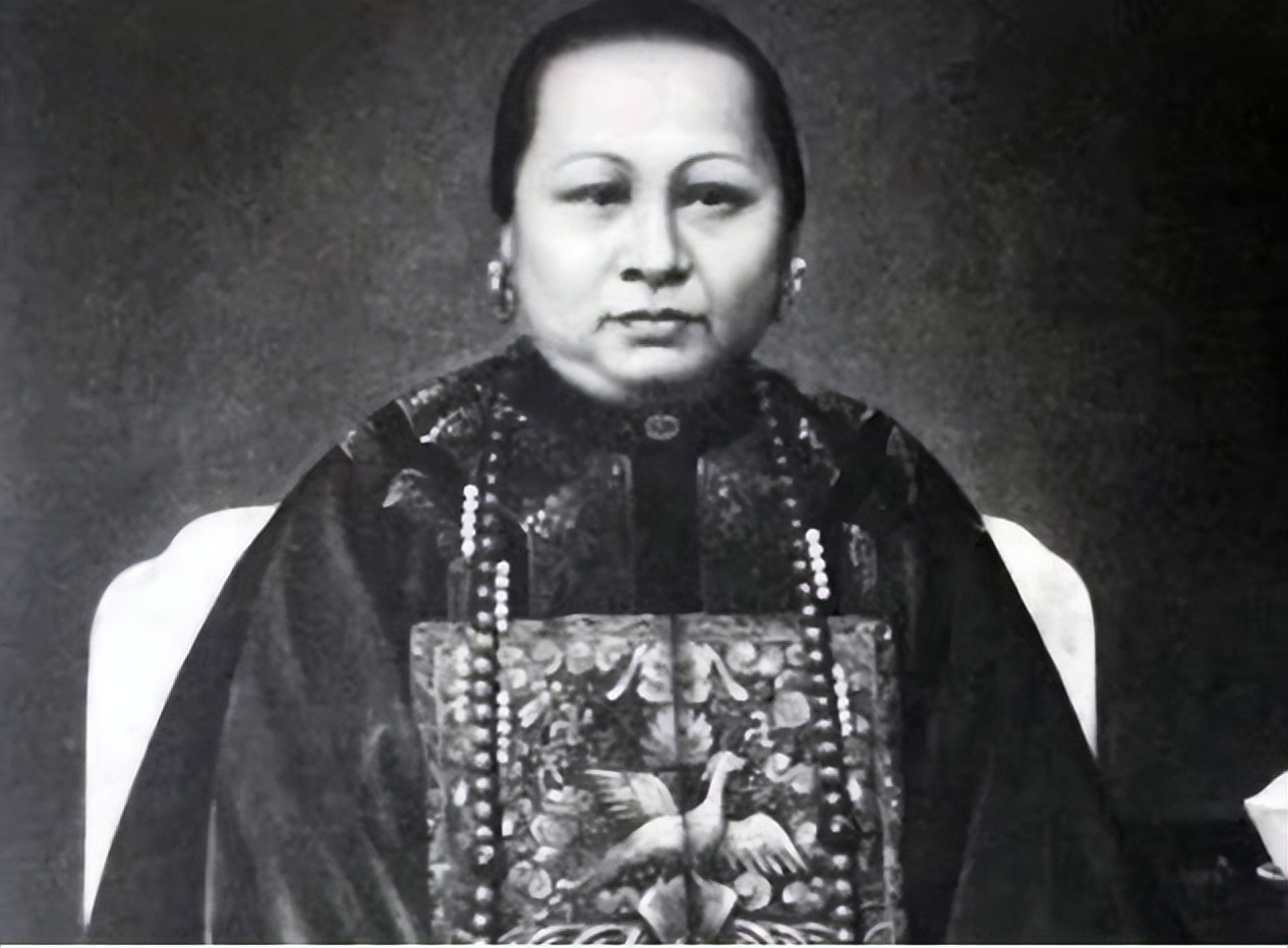 她嫁香港首富十年无子，后主动帮丈夫求娶表妹，丈夫遗言令人落泪