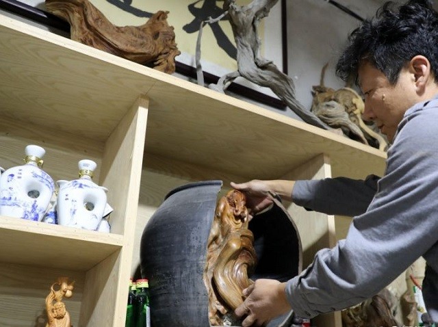 山西小伙卖房、花光百万，买了一屋烂树根，11年后价值无法估量