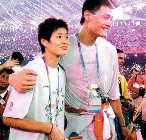 篮球巨星姚明现在的年龄有多大了,姚明为什么退役六年才入选名人堂