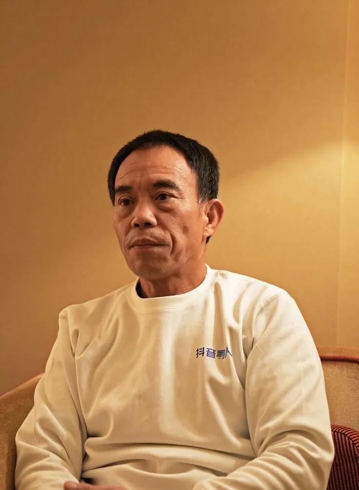 台湾“灵魂摆渡人”,放弃高薪工作,20年间自费送200位老兵回家