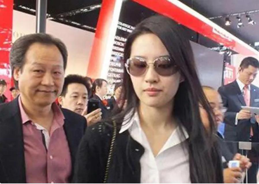 刘亦菲杨采钰比较 (刘亦菲陈金飞杨采钰微博)