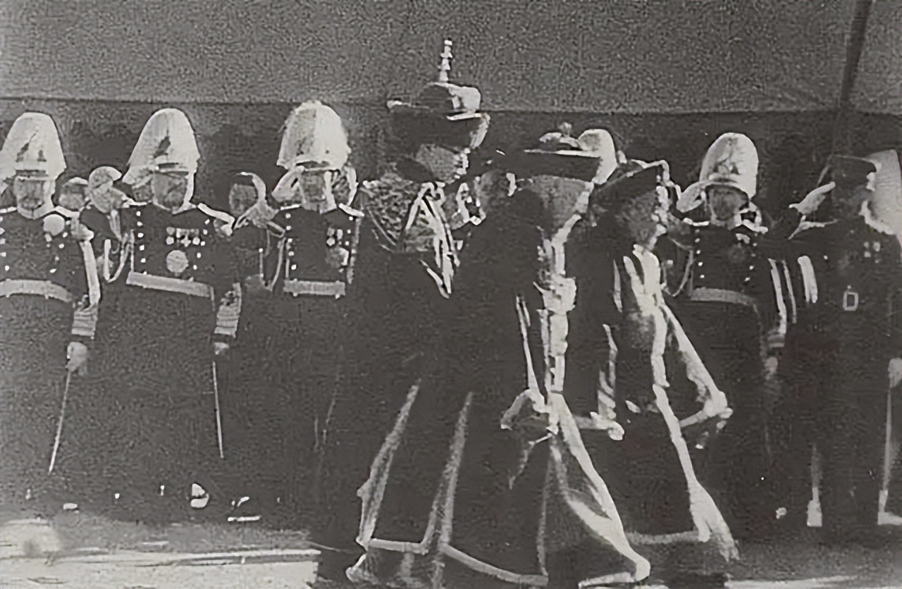 07年清宫3吨重“龙床”现身,专家称来历不简单,收藏者:5亿就卖