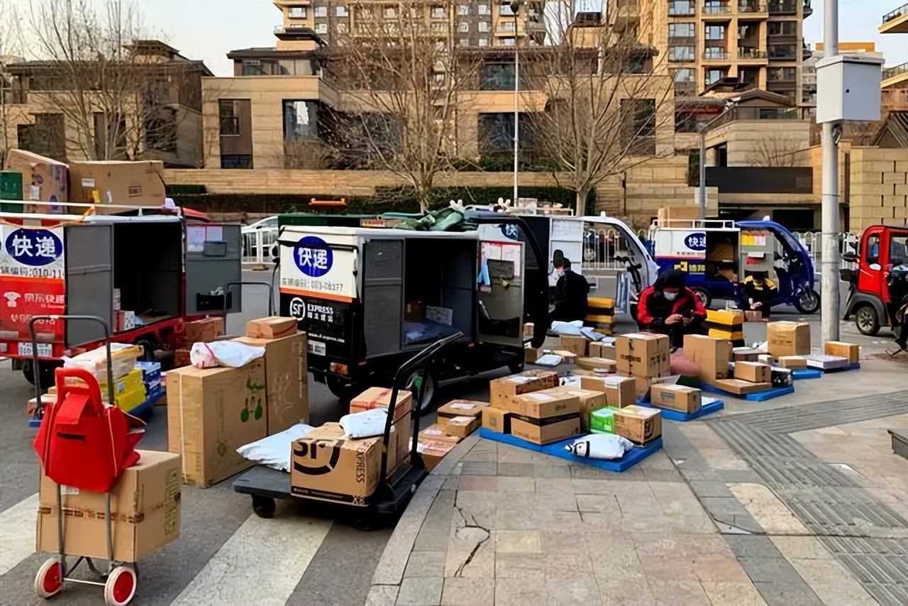 快递小哥的工资一般是多少,快递小哥平均一个月能挣多少钱