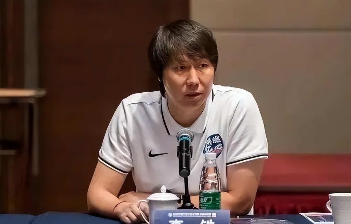 场上球王，场下海王！曝李铁国外有2个老婆