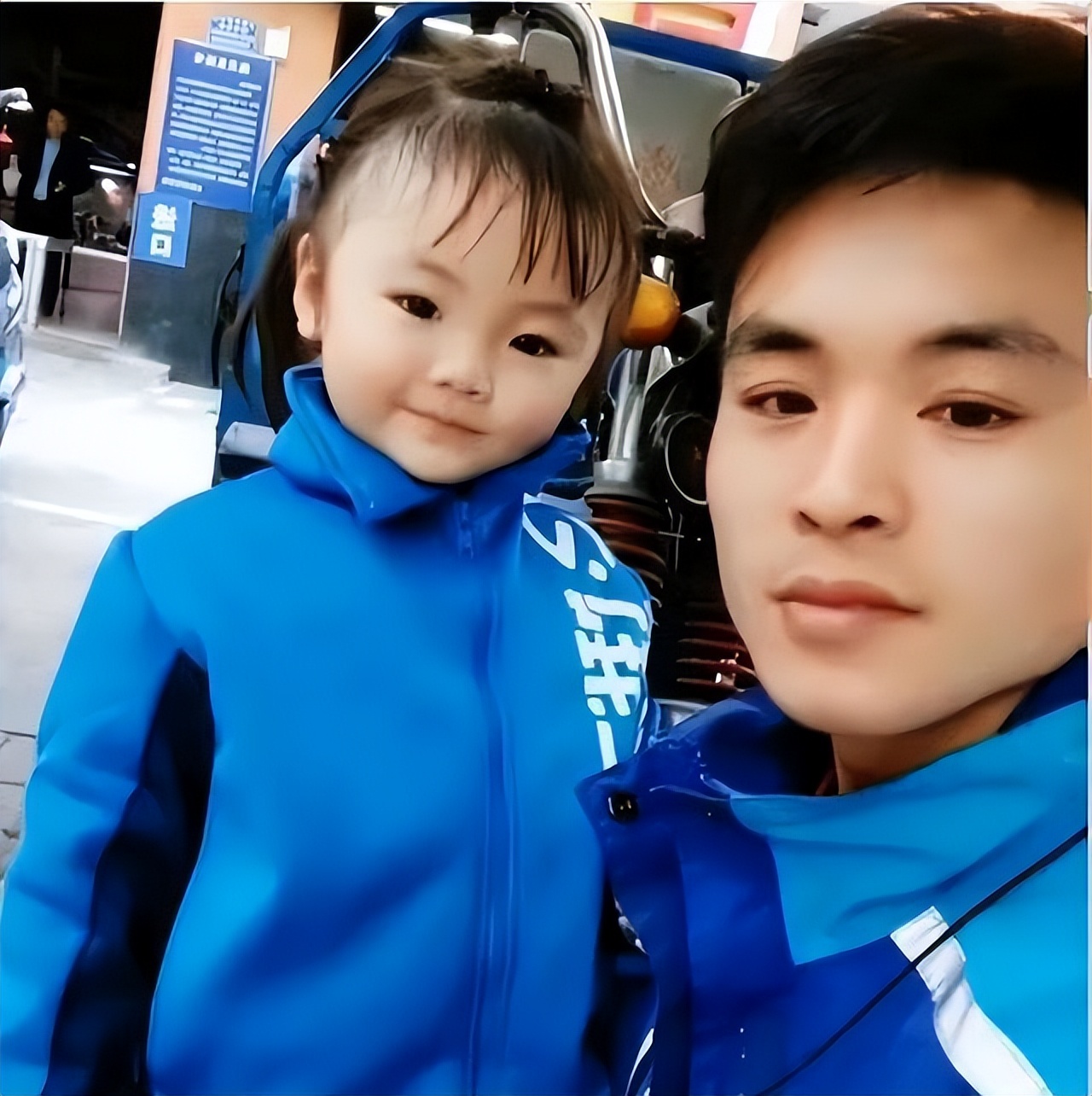 安徽送外卖小哥带着女儿,90后小哥带着孩子送外卖后续