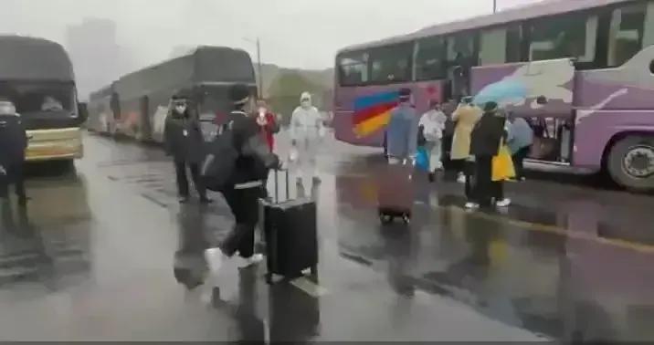 女生偷跑出校门被校长抓到,郑大女生被开除后续男朋友