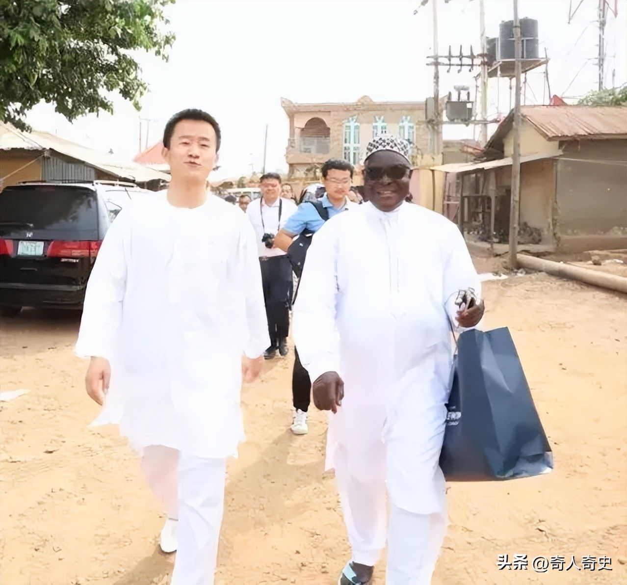 2019年，河南小伙意外当上非洲“酋长”，坐拥百亩地