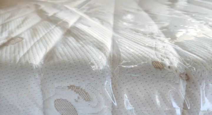 床垫上的保护薄膜要尽快揭掉，否则严重为孩子健康