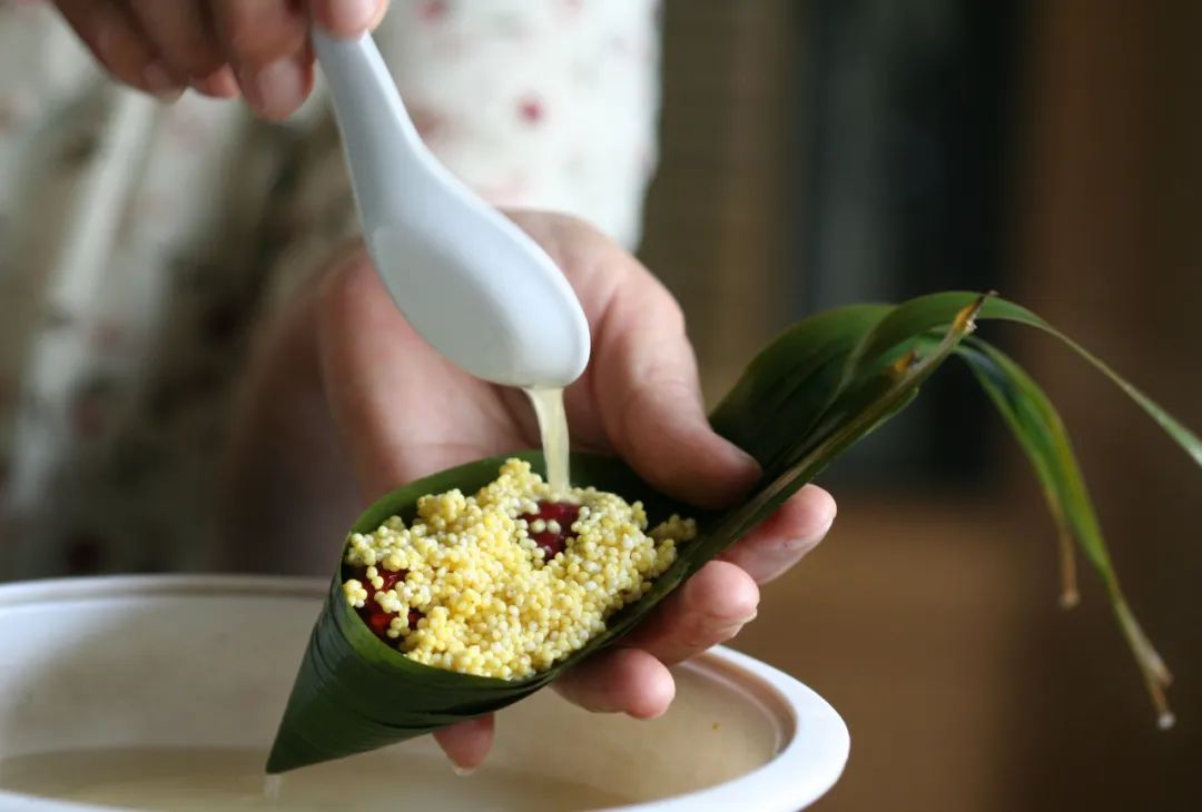 日本网红中国人吃粽子,中国人吃粽子有1600多年了吗