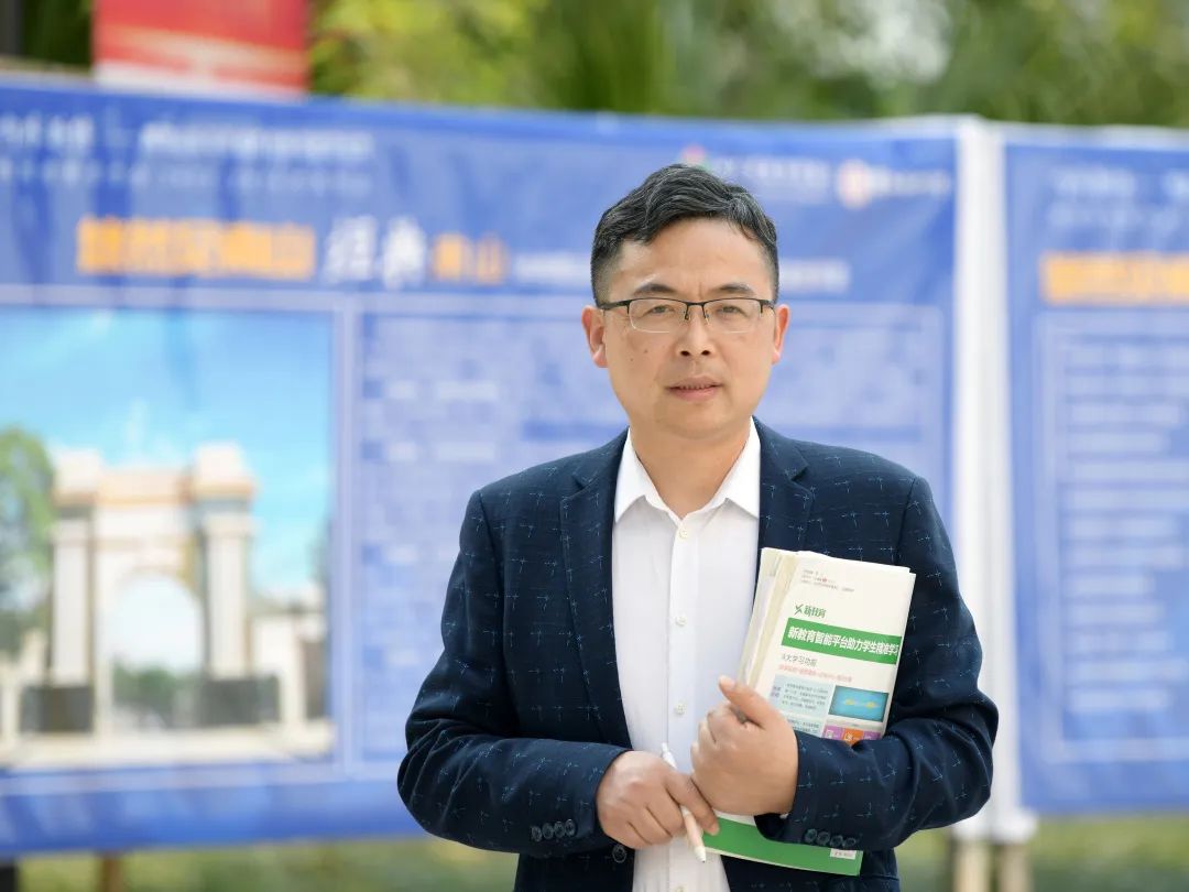 祝贺!绵阳南山中学王小波老师荣获绵阳市“先进工作者”荣誉称号