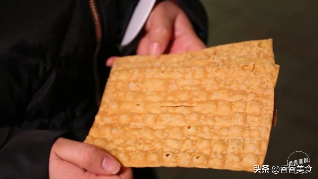 小到只有一个窗户的档口,天天排队就为一个“饼”?