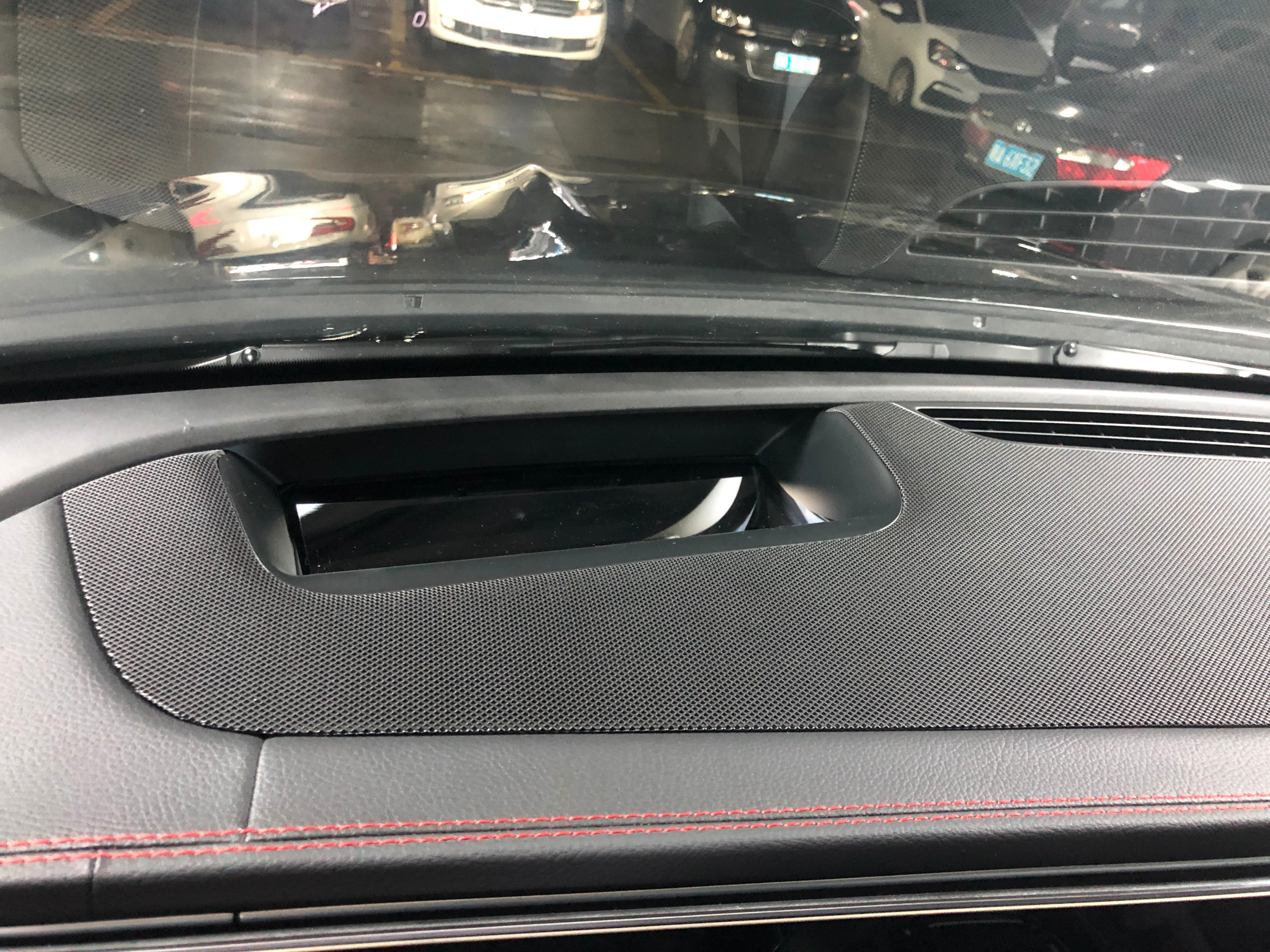 奔驰amggle53夜晚沉浸式体验,amggle53轿跑版抬头显示有点歪