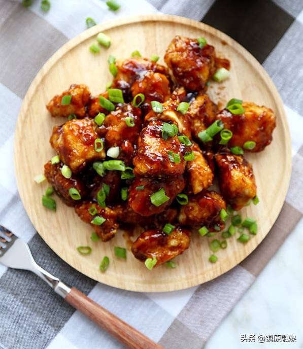 炒菜盐放多了怎么补救,炒菜盐放多了千万别加水加点它