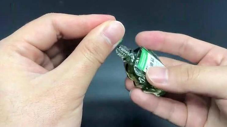 手被502胶水粘住的解决办法,手被502胶水粘住教你一招解除