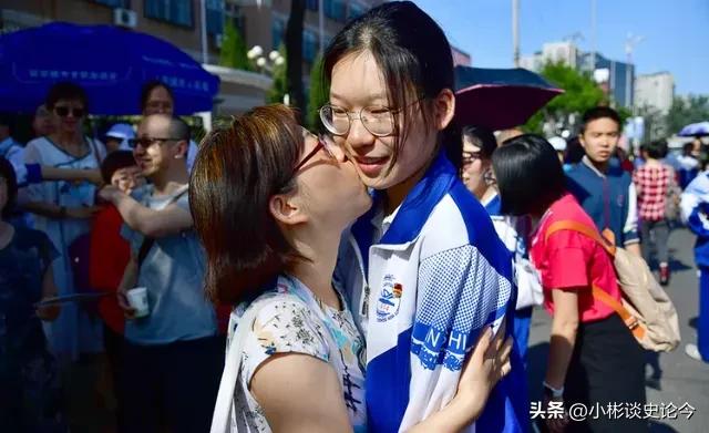 高考分数中等考虑专业还是学校,低分考生是注重专业还是学校