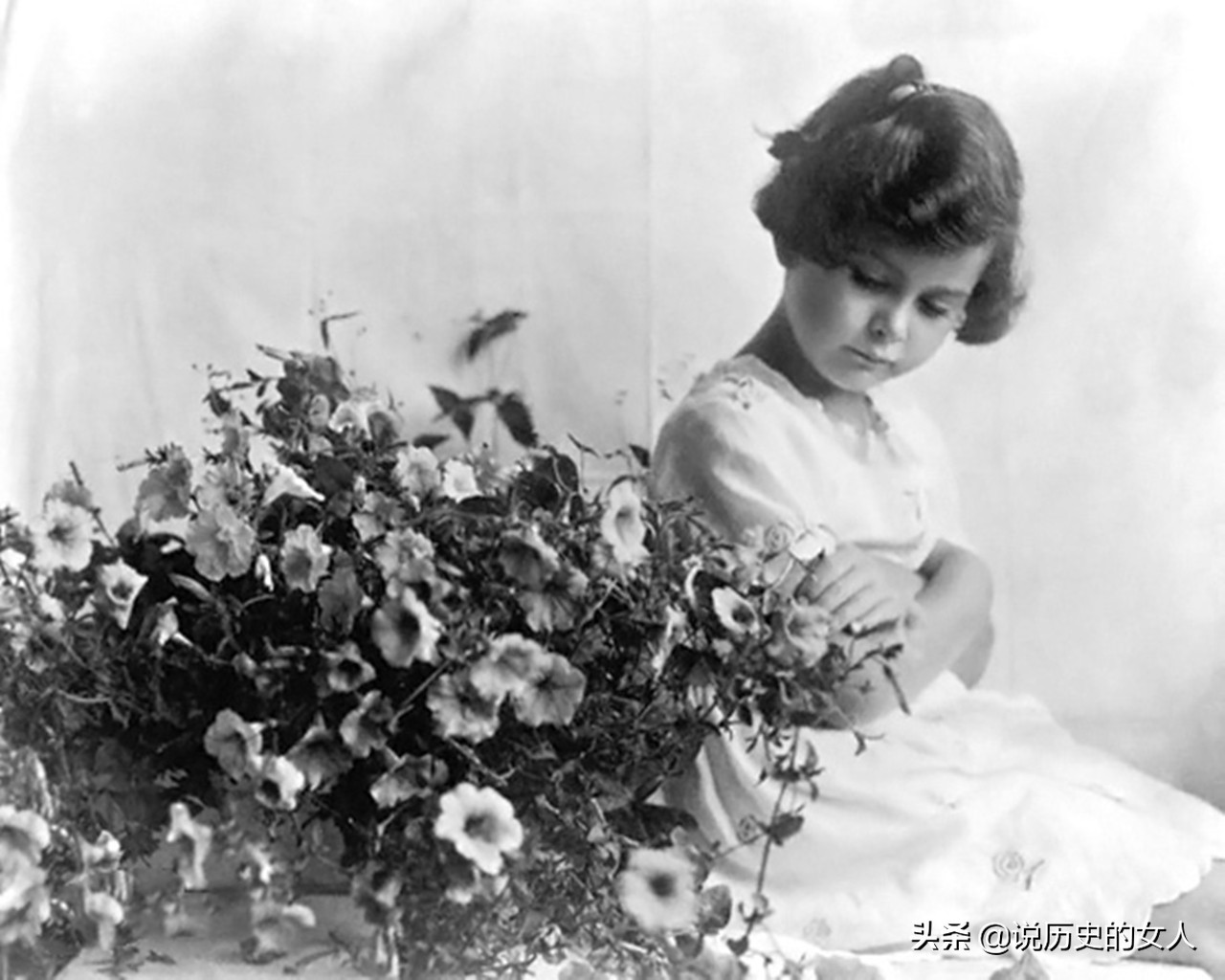 她，世界首位全裸出镜女星，意外搞出一发明成wifi之母