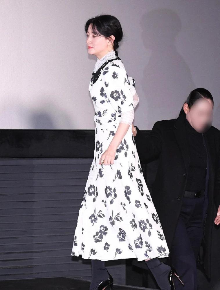 李英爱大衣穿搭街拍,李英爱年轻时穿搭基础款