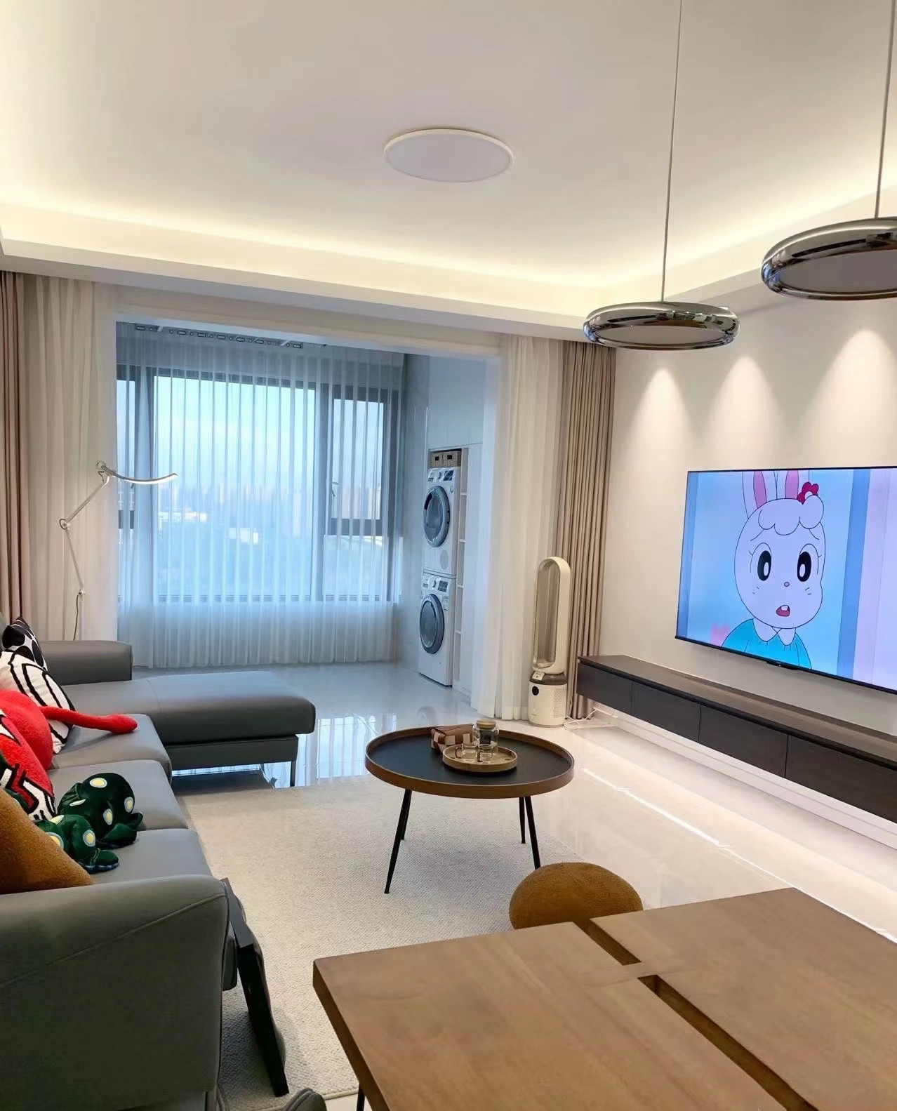 大白墙悬空电视柜颜色搭配效果图,小户型大白墙电视墙