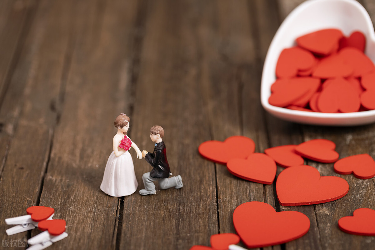 28岁女子月子期间，丈夫给人买女装写情信，男子解释：女装是我穿