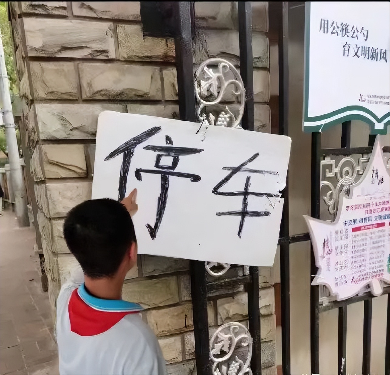 语林啄木鸟，纠错在行动——联和吴汉小学开展规范汉字系列活动