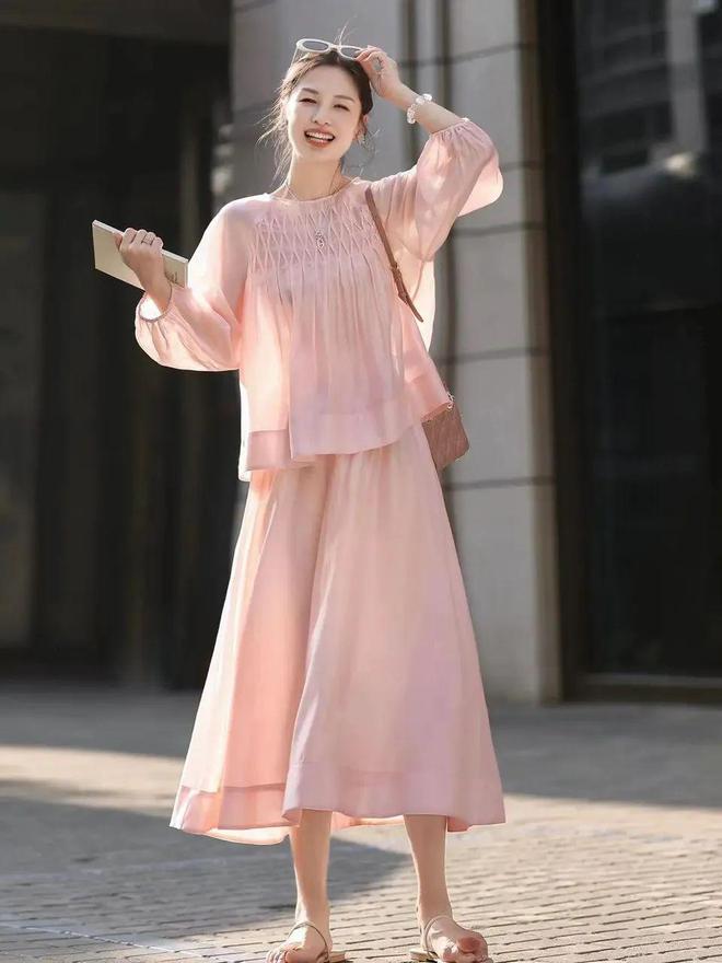 如何穿粉色才能温柔又高级,夏季穿它满满高级感