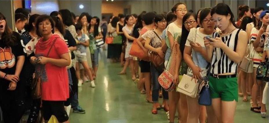 横店群演的悲惨事件,20万横店群演现状美女成群