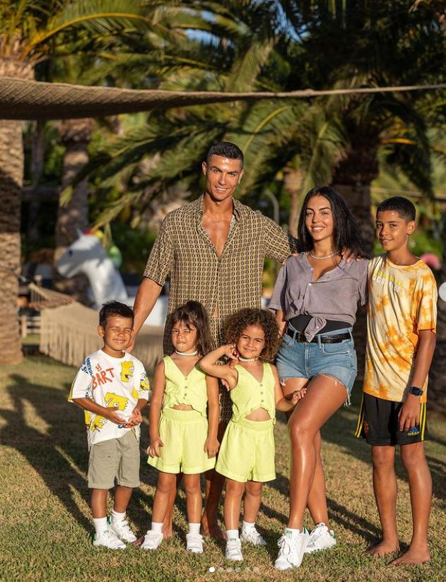 c罗的爸爸和女儿,骄傲的爸爸