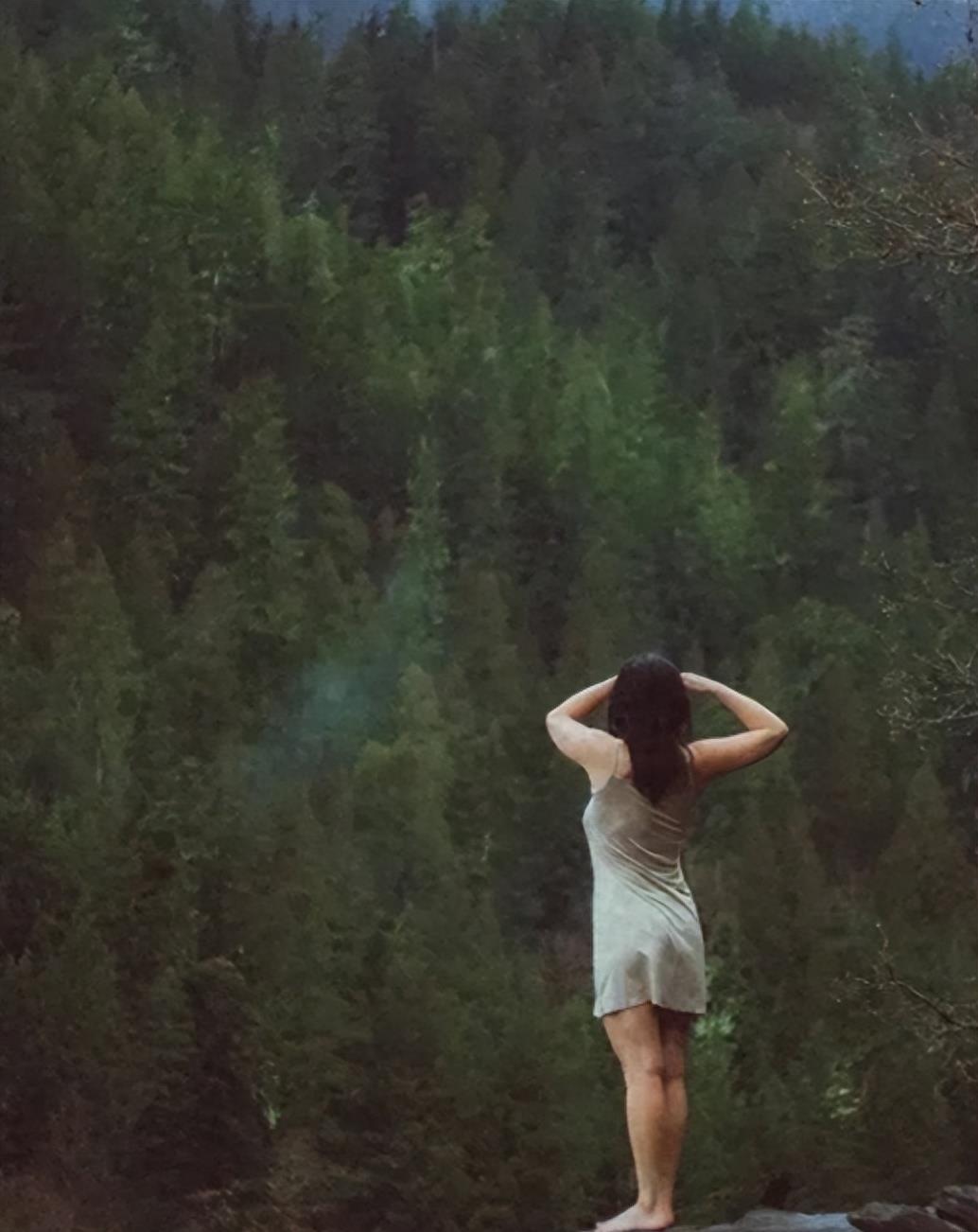 尺度满了！钟丽缇大女儿当众脱内衣裤，现场照片被泄露遭批评！