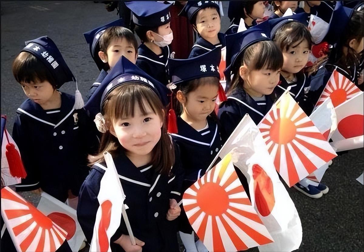 当*国靖**神社人山人海日本反战却登中国热搜网友质疑：背后有鬼