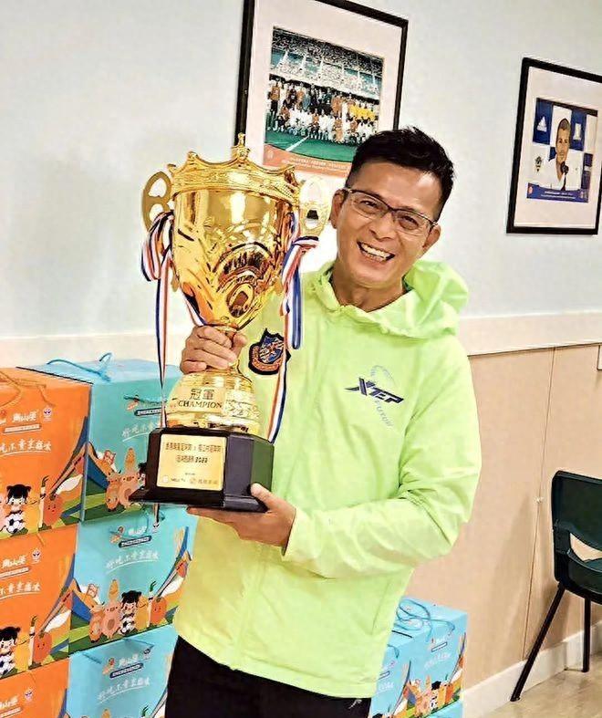 香港足球队黄日华踢人是真的吗,黄日华回应故意踢小球员