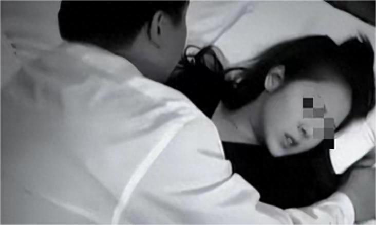 四川女子出轨被老公捉,女子在家和情人约会被抓