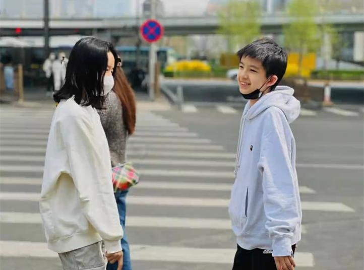 董洁儿子顶顶探班,董洁和儿子顶顶现身机场