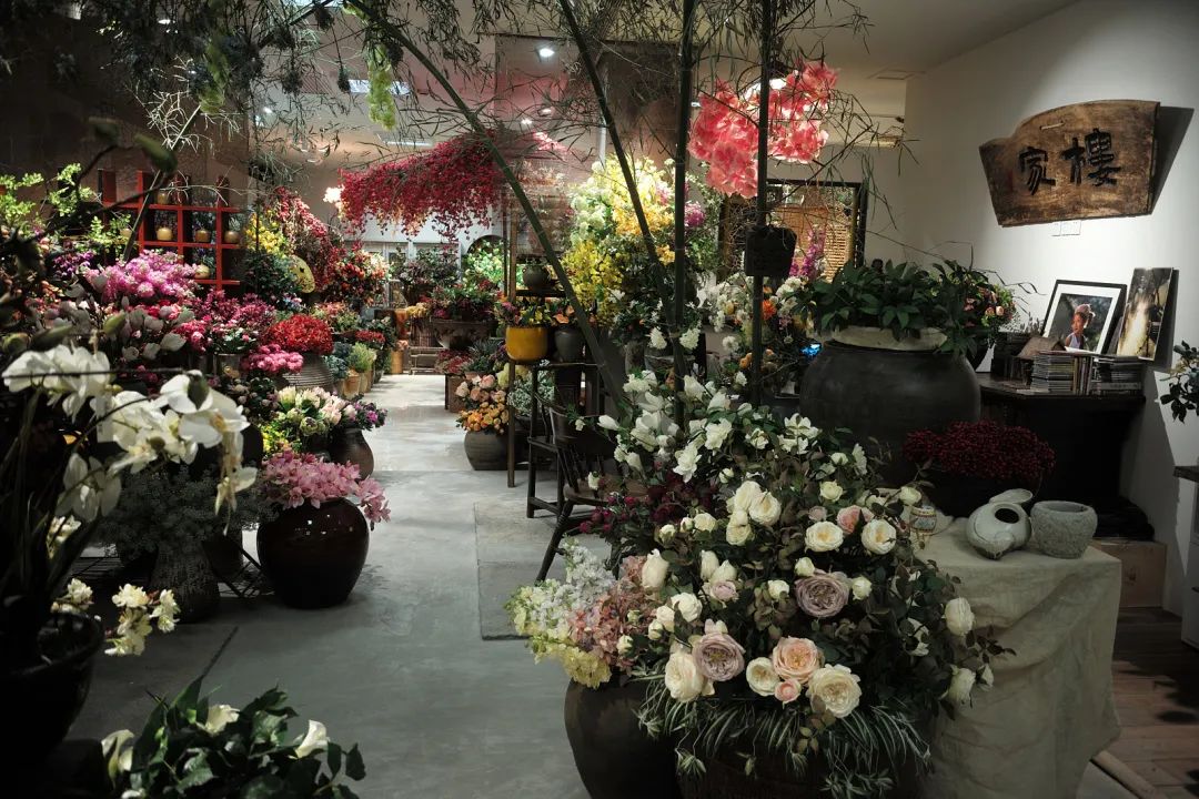 从义乌1平米小摊到拥有2家花店，他把仿真花“插活了”