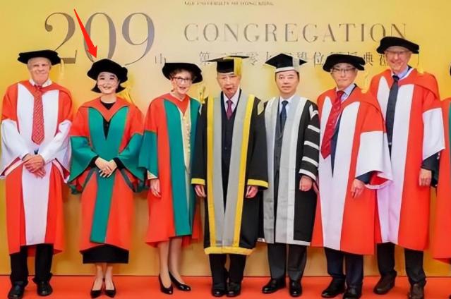 101岁的杨振宁首次露面,101岁杨振宁罕见露面原视频