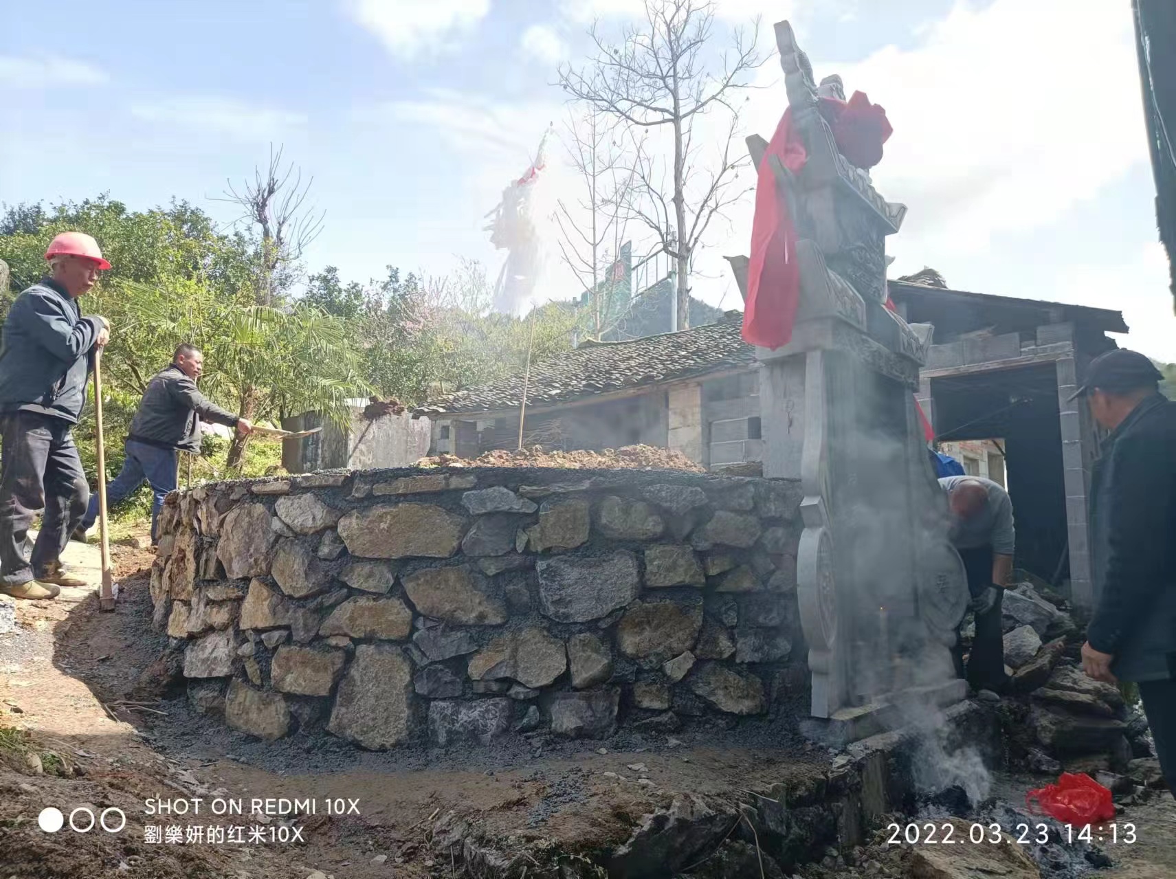 中国台湾女明星3个月攒2万，回湖北恩施修祖坟，自己却住出租房里