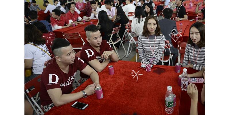 56岁阿姨：我爸和继母恩爱50年，继母去世，我才知道一切都是假象