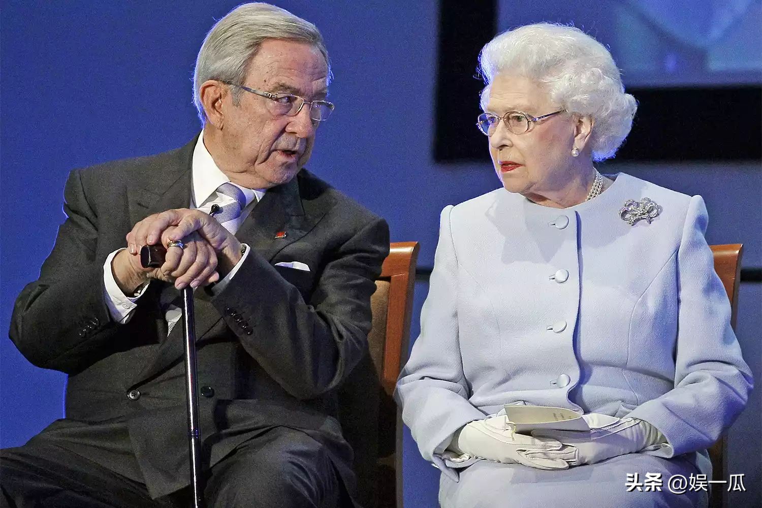 希腊王后安妮-玛丽在丈夫葬礼上佩戴特殊意义钻石十字架