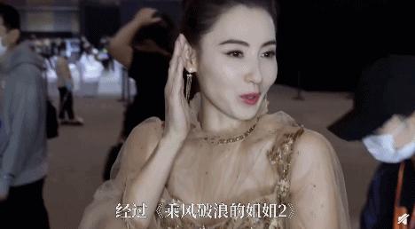 张柏芝小腹微突,张柏芝直播挡脸