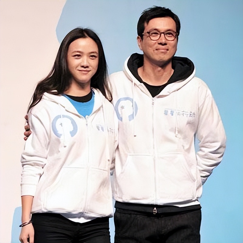 40岁汤唯穿裙子,汤唯穿绿裙长发飘飘