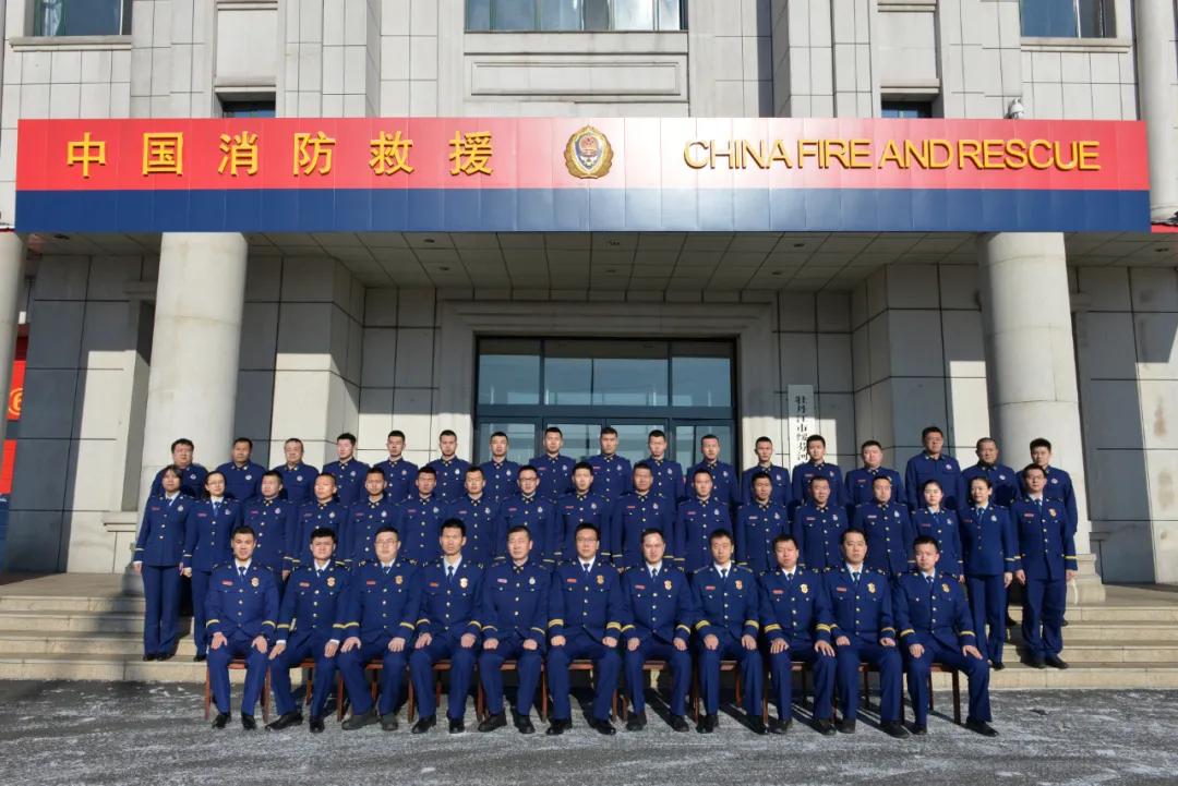 消防春节不打烊坚守一线保平安,消防员春节我在岗守护万家灯火