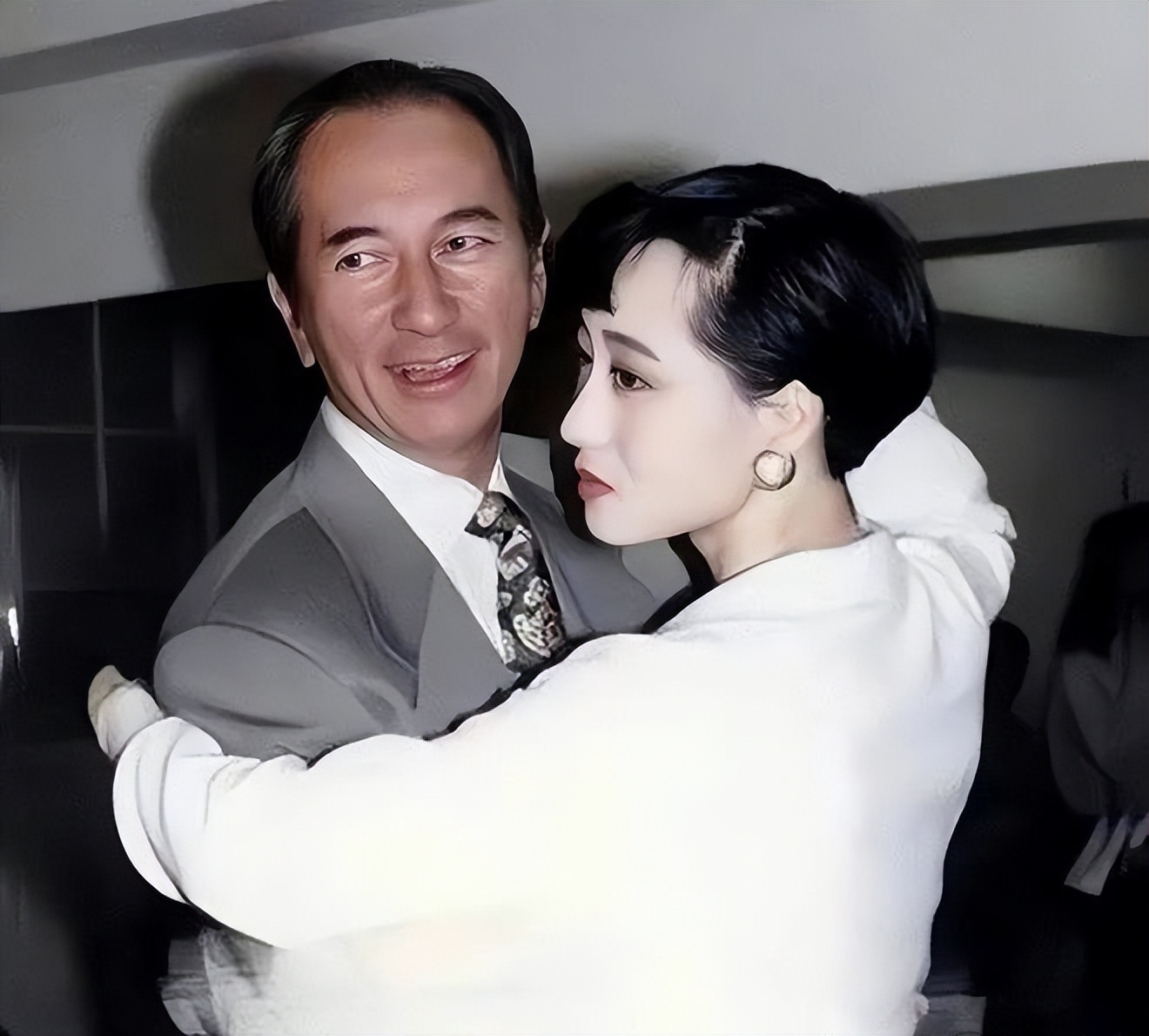 情义千斤不敌胸脯四两的意思,情义千斤不敌胸脯二两