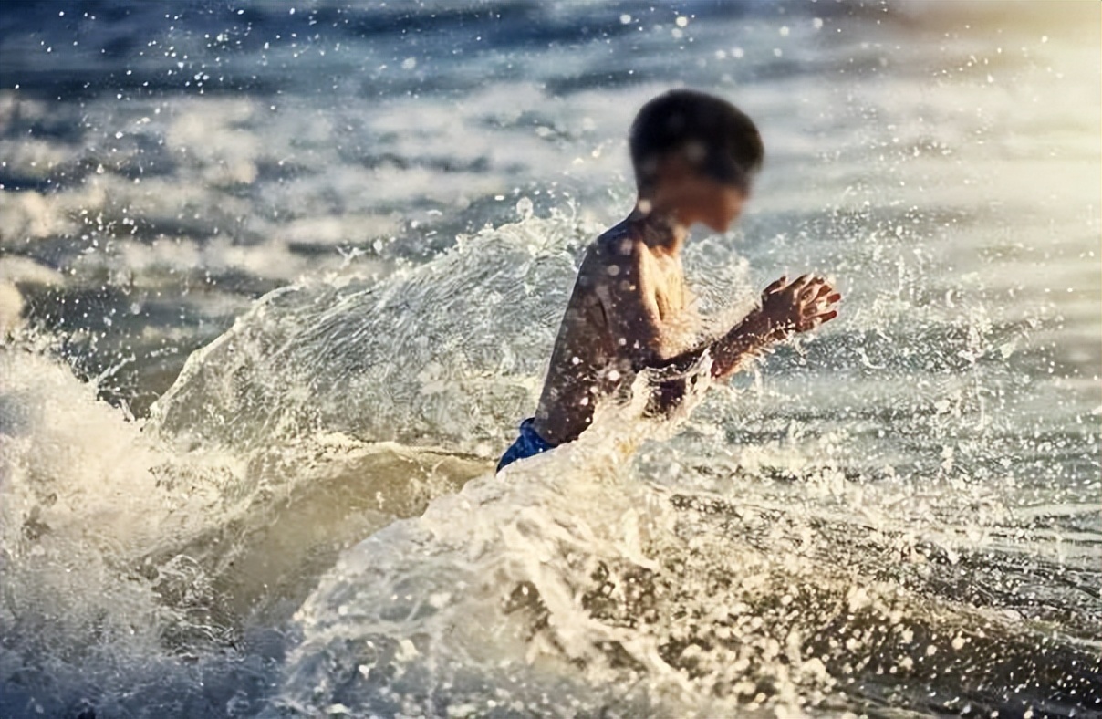 贵州一家三口到海南旅游，6岁儿子下海游泳后高烧不退病危，医生：整个大脑像豆腐渣