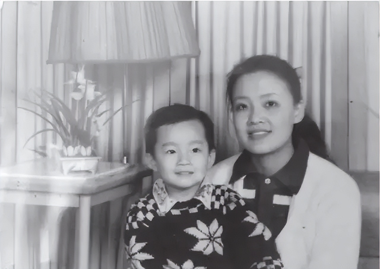 白手起家创25亿，64岁为儿子直播带货火出圈，张兰到底有多牛？