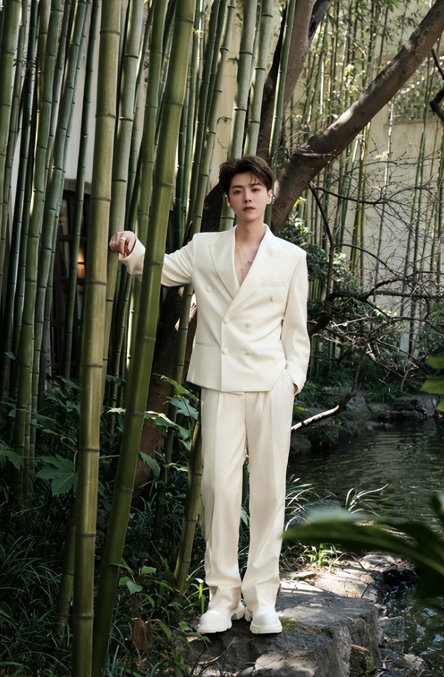 男生干净痞帅的冬季穿搭白色系,夏季粉色系穿搭男生