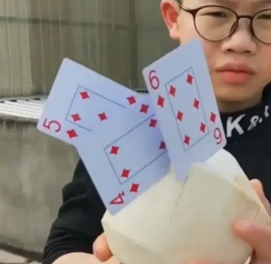 扑克牌真的能插进木板里吗,小孩扑克牌打穿木板