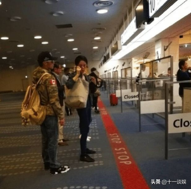 谢霆锋身高再惹争议，与王菲同框矮了一截，脚上厚底鞋抢镜