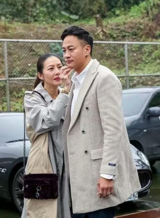 何润东风云红衣女子,何润东全家福曝光