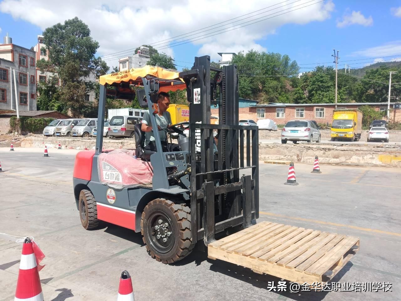 叉车驾驶技巧方向盘如何使用,叉车安全驾驶培训视频