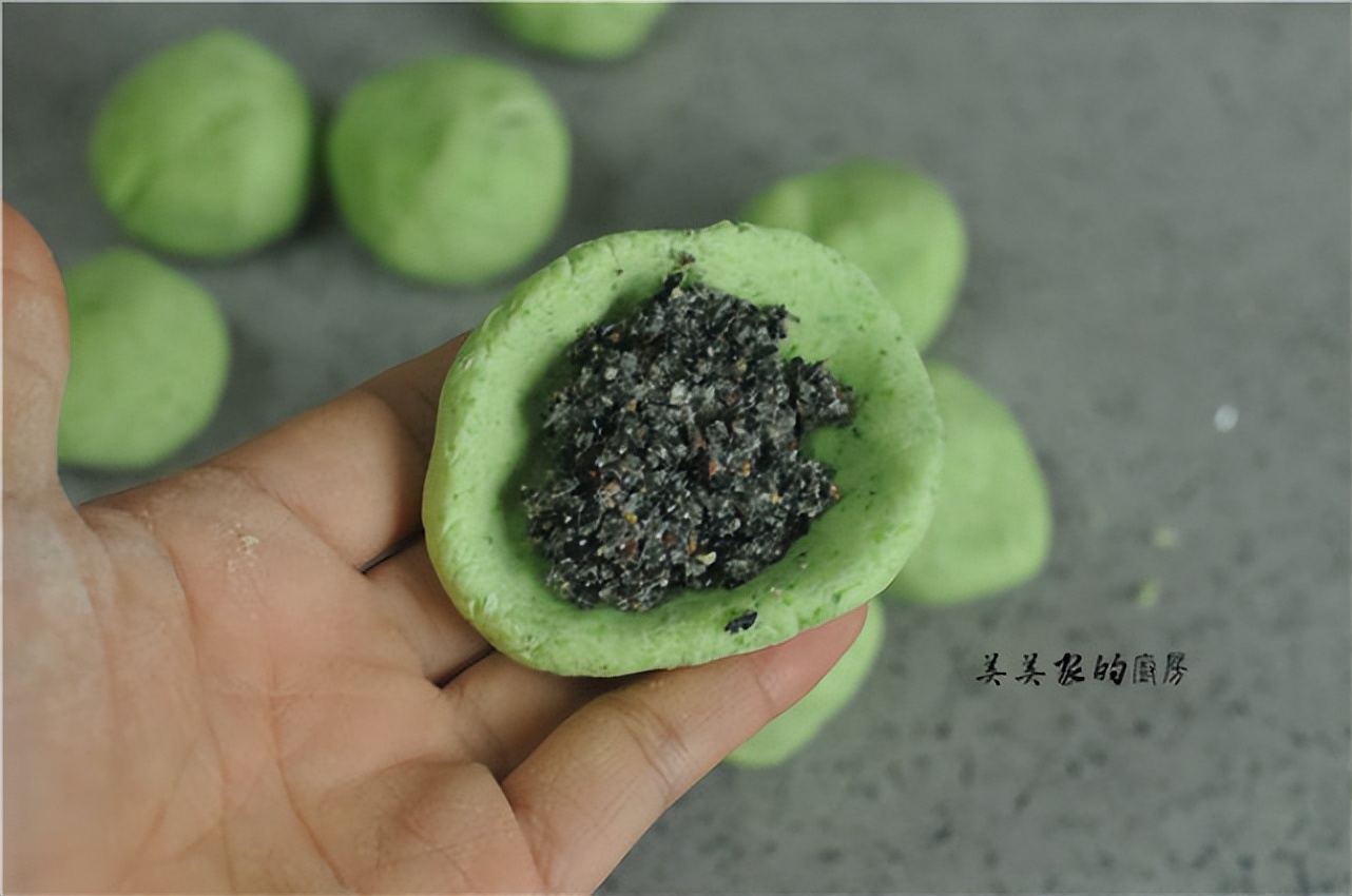 春天里的宝，也是女人保护草，拌一拌烙成饼，比韭菜肉饼香！