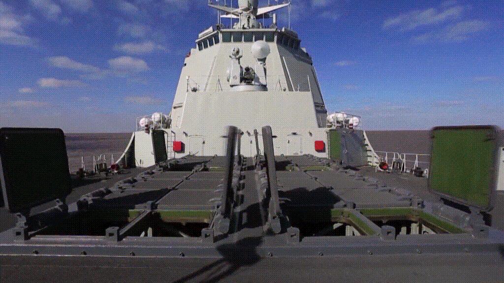 向解放军学习！俄官兵登上052D，在垂发前驻足，笔记本写满要点